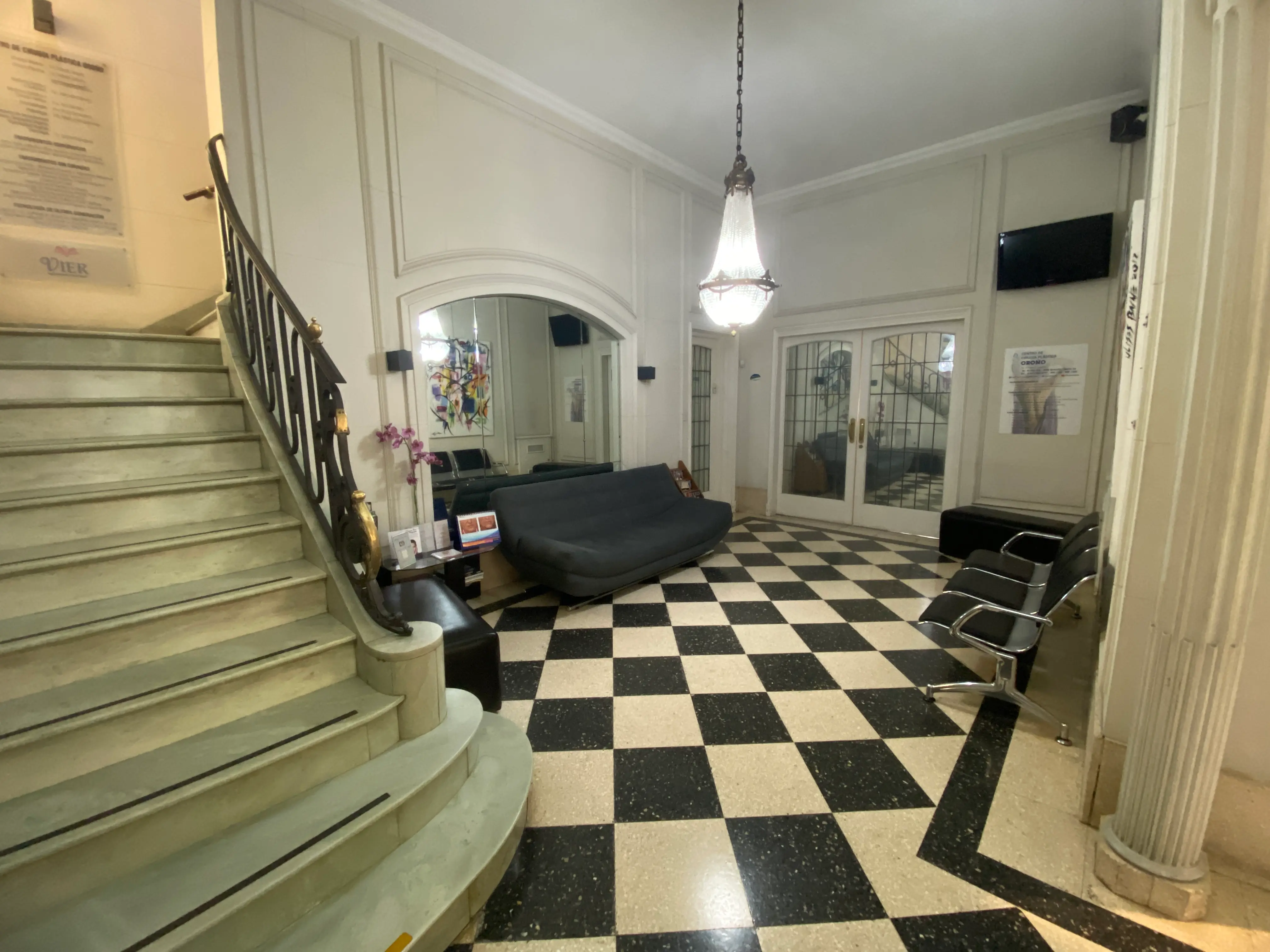 Recepción y escalera principal del Centro de Estética Oroño