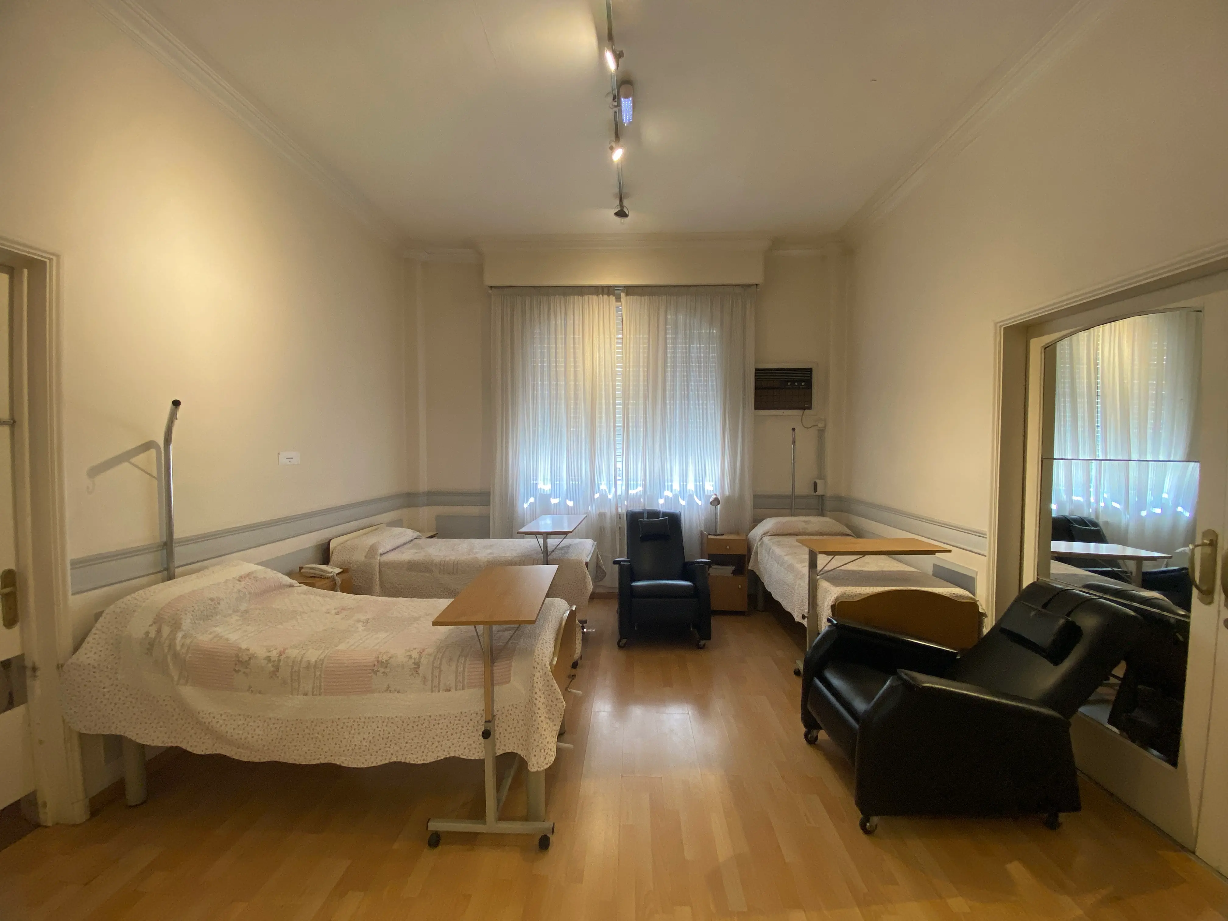 Sala equipada con camas y sillones de atención