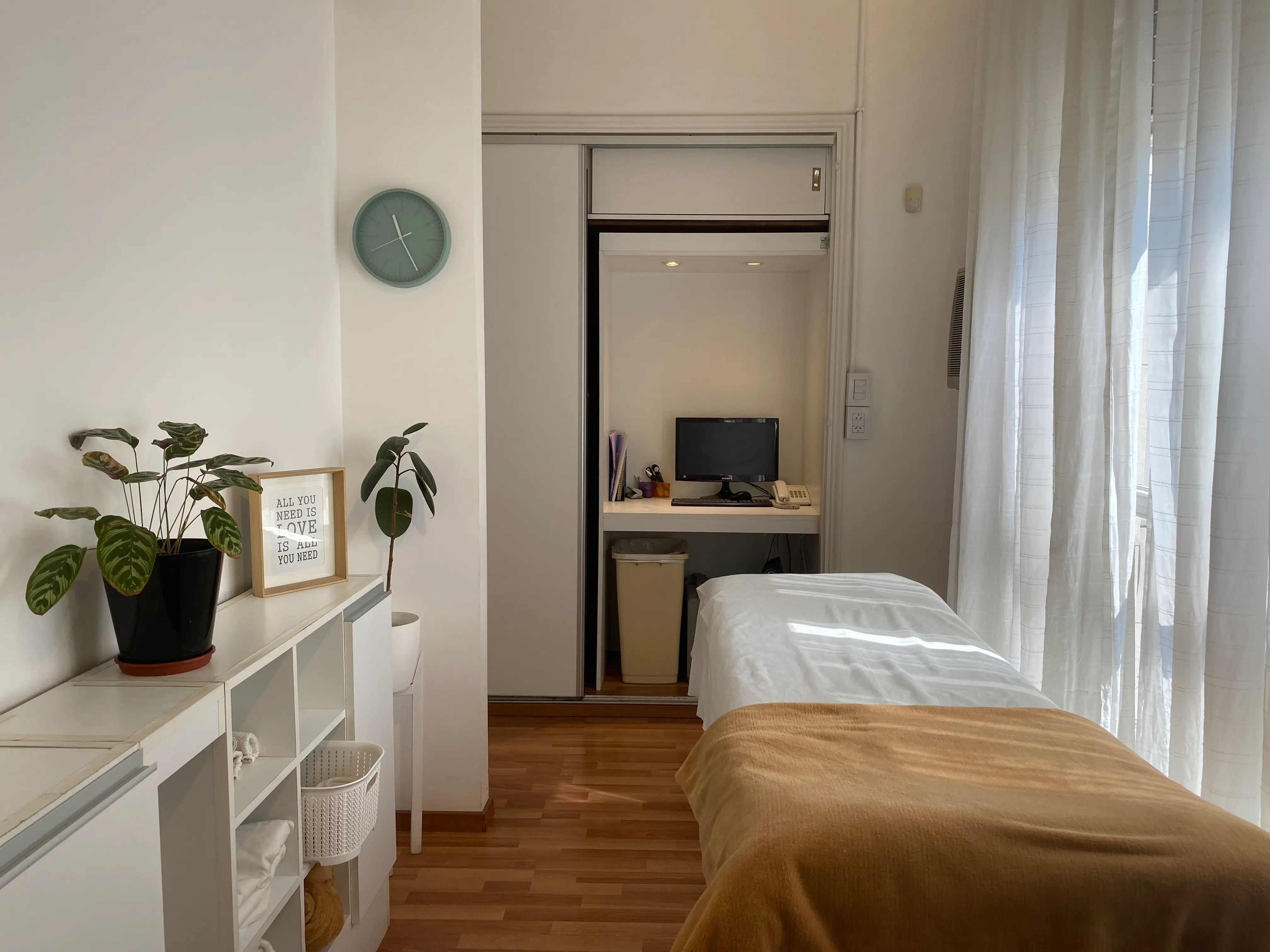Sala de atención con camilla y puesto de trabajo